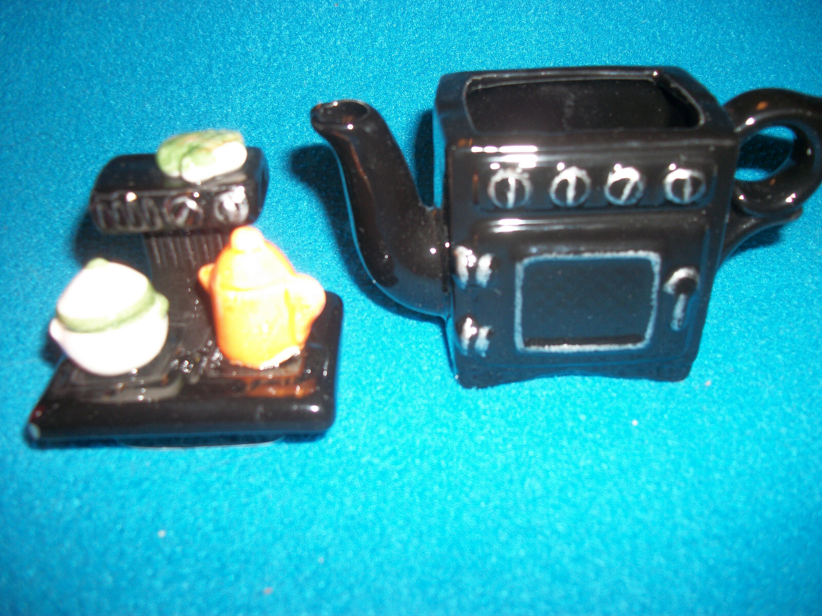 Lot of 2 VintageWorld Bazaar Mini Teapot Stove & Sink NIB