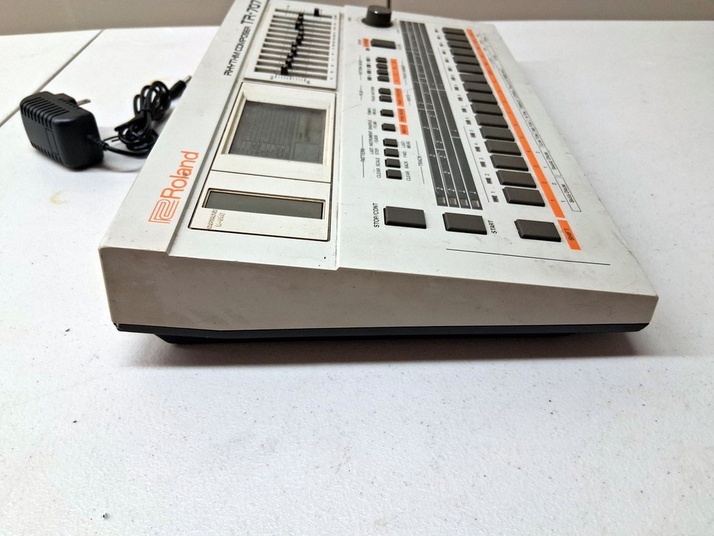 Roland TR-707 Vintage Drum Machine