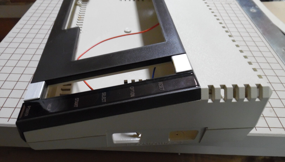 Top and bottom case Atari 600XL Removed from computer