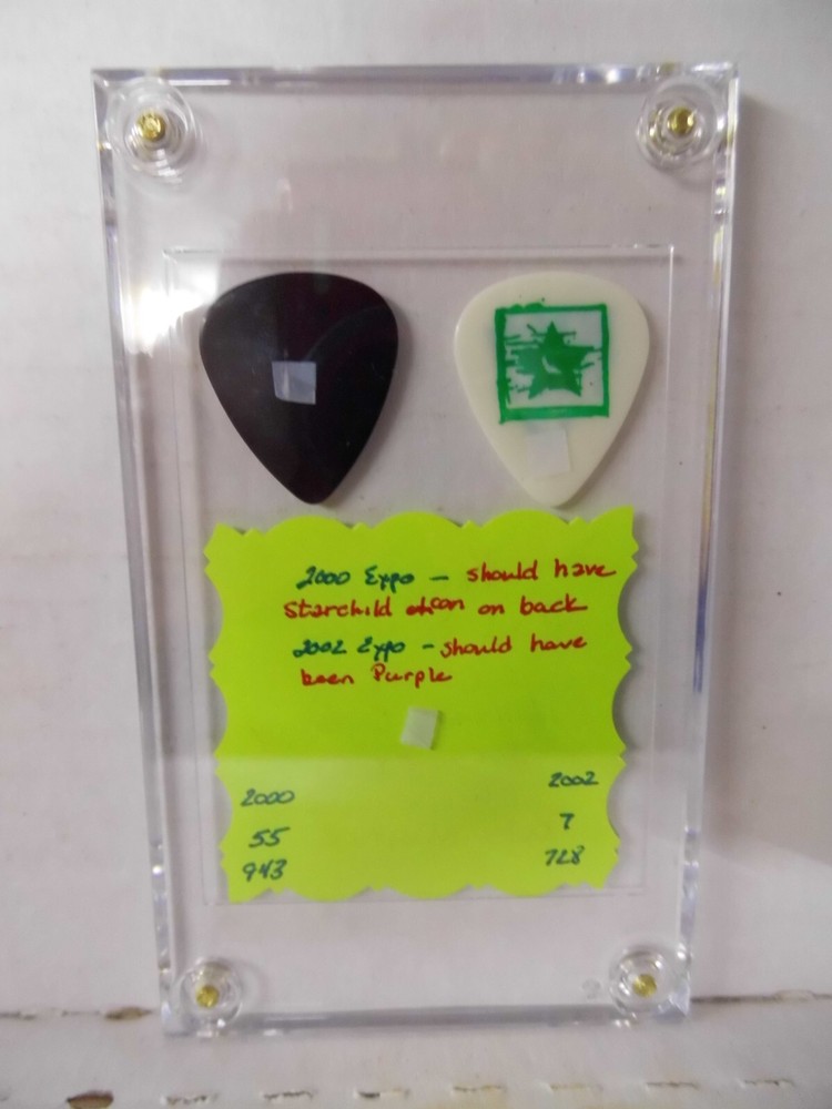 KISS~PAUL STANLEY~2 GUITAR PICKS/CASE~2000/2006~READ DESCRIPTION (28)