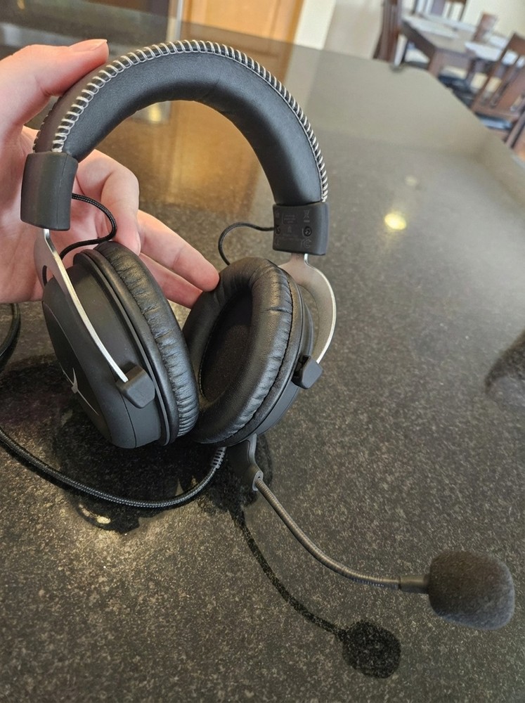 HyperX Cloud Gaming Headset with Mic Black/Silver - Frayed power cord, fixable!