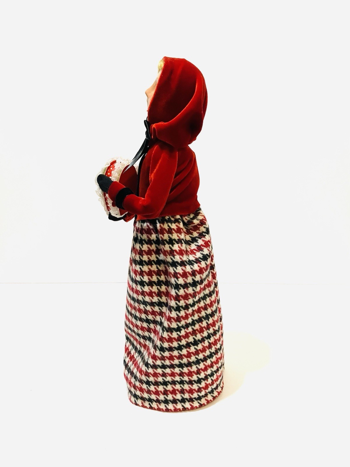 Byers Choice 2022 Valentine Woman Holding Heart Shaped Box