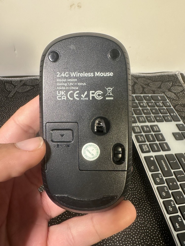 Premium slim layout with number pad + USB dongles – includes charging cable