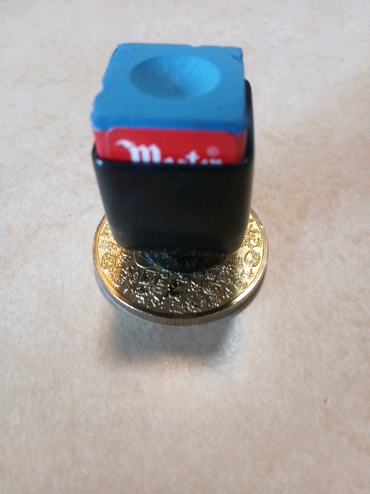 Magnetic chalk holder