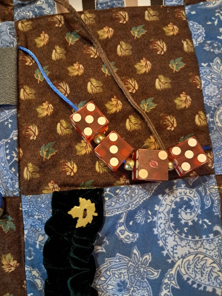 Fidget Quilt Zip Chain Button 22" Square (L)