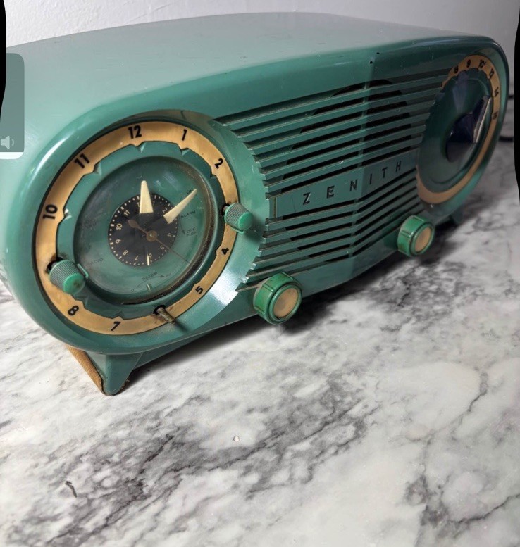 1952 Zenith J-616W The Owl Eyes Telechron Clock 6 Tube AM Radio Green & Yellow