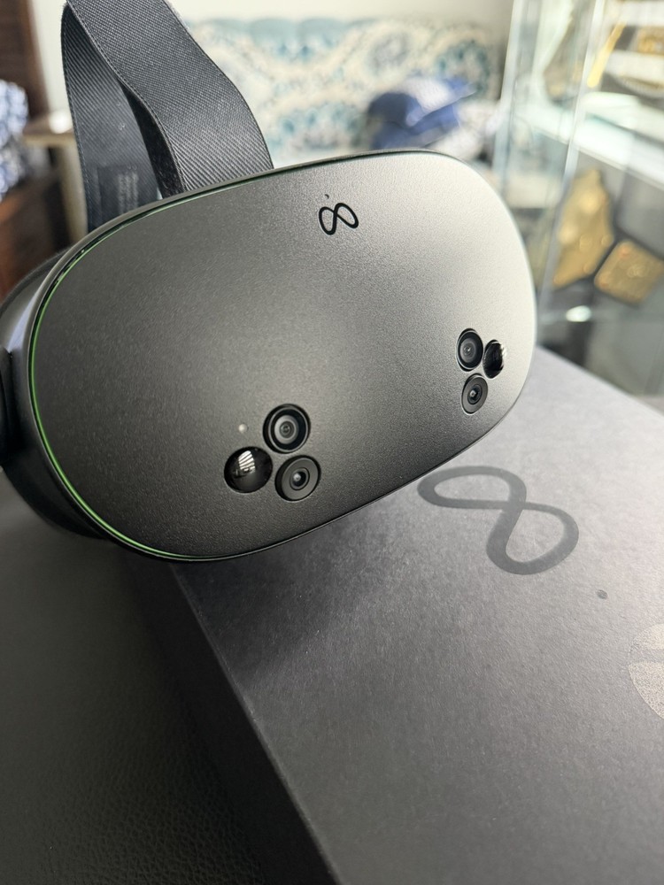 Meta Quest 3S Xbox Edition VR Headset 128GB with Xbox Controller