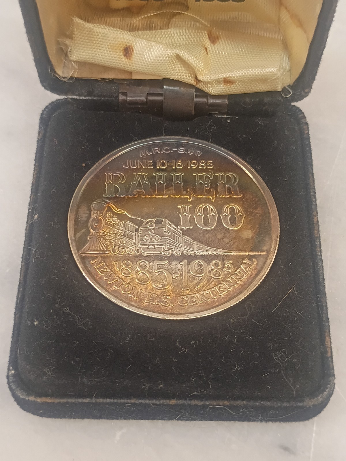 Railer 100 M.R.C. - S.&R. Railroad Silver Round 1985 Newton H.S. TROY OZ .999