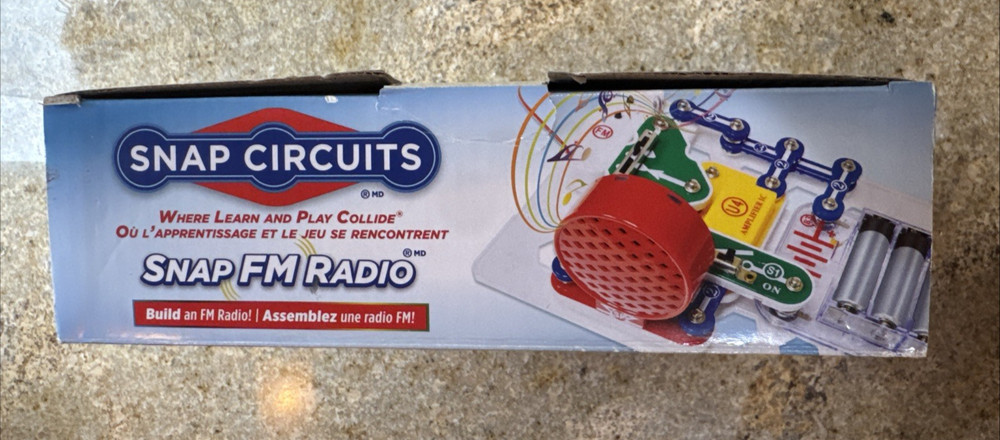 *NEW* Snap Circuits FM Radio STEM Electronics Kit – Build & Learn