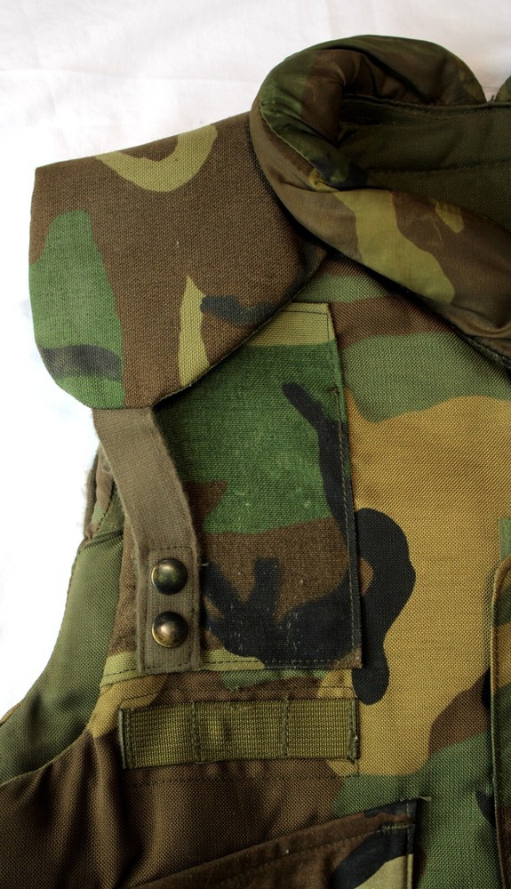 Body Armor Fragmentation Protective Vest Medium size Excellent Vintage Condition
