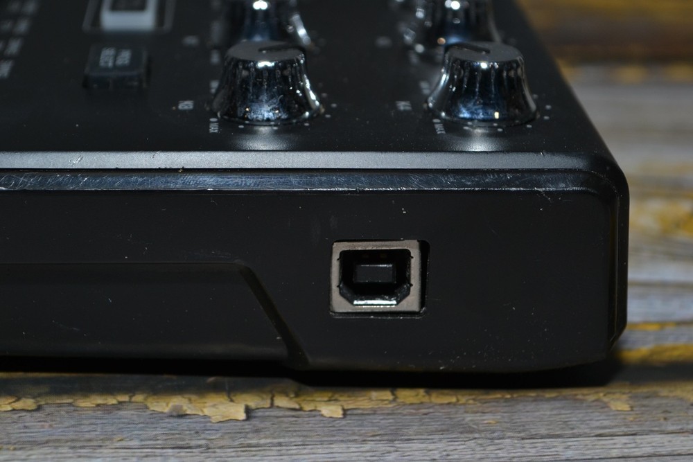 Akai Professional MPK Mini 25-Key USB MIDI Keyboard Controller Black Pads Knobs