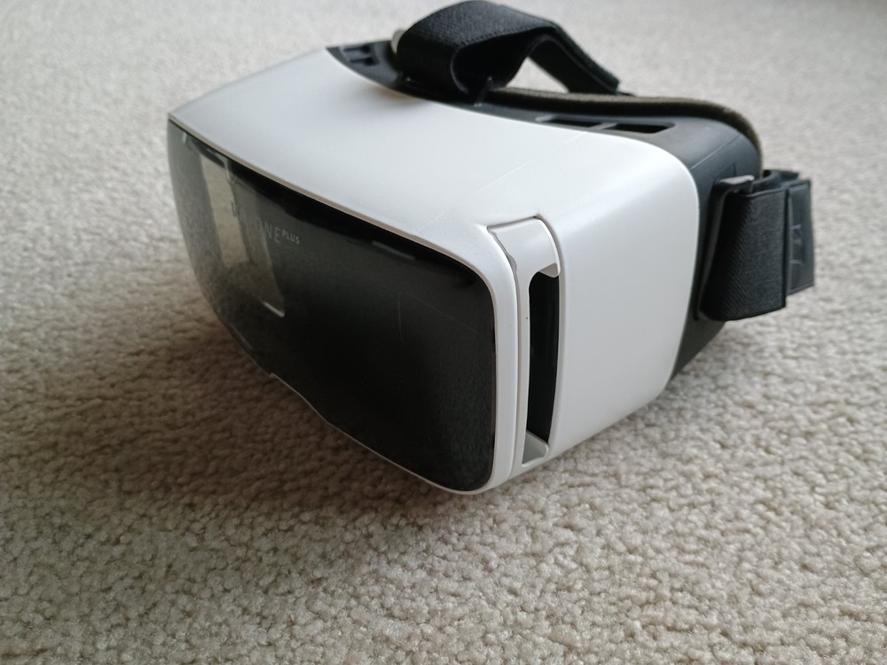 VR One Plus, Zeiss. Virtual Reality Headset Compatible With Smartphones