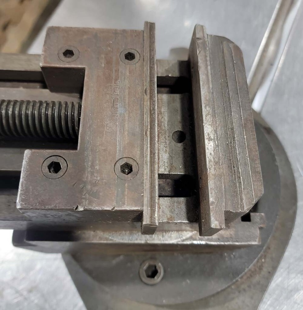 Angle Vise no name Jaw width 4" Opening 4", Inv 45498