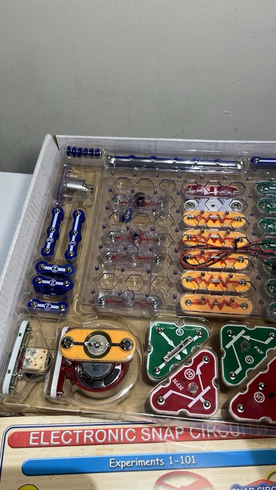 Snap Circuits SC 300 STEM Electronics Exploration kit Science