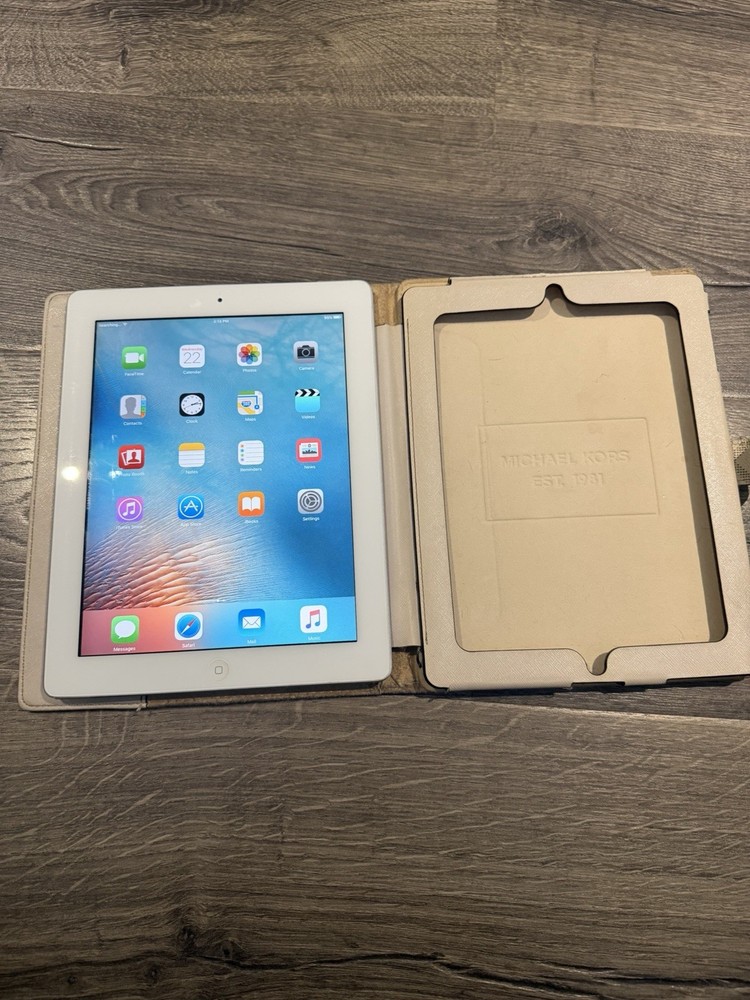 Apple IPad 2 White/Silver With Michael Kors Case bundle