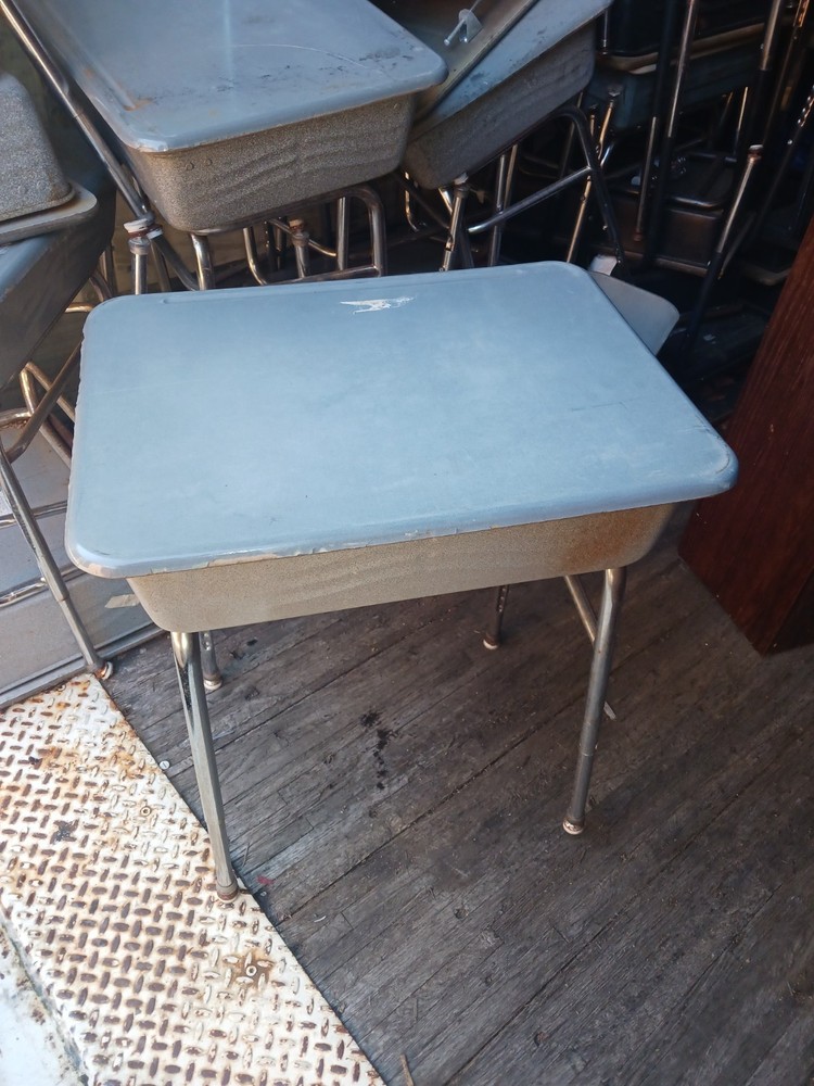 CLOSEOUT, USED STUDENT DESKS