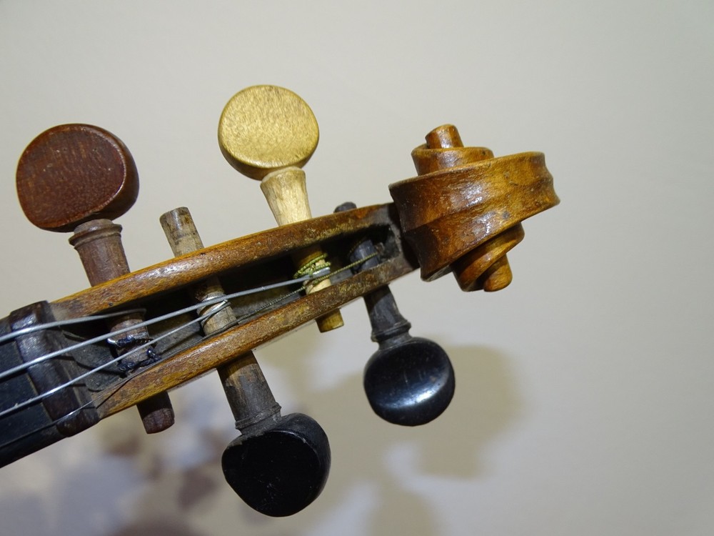 VERY OLD VIOLIN labelled JOHN SHAW (Nr. 221)