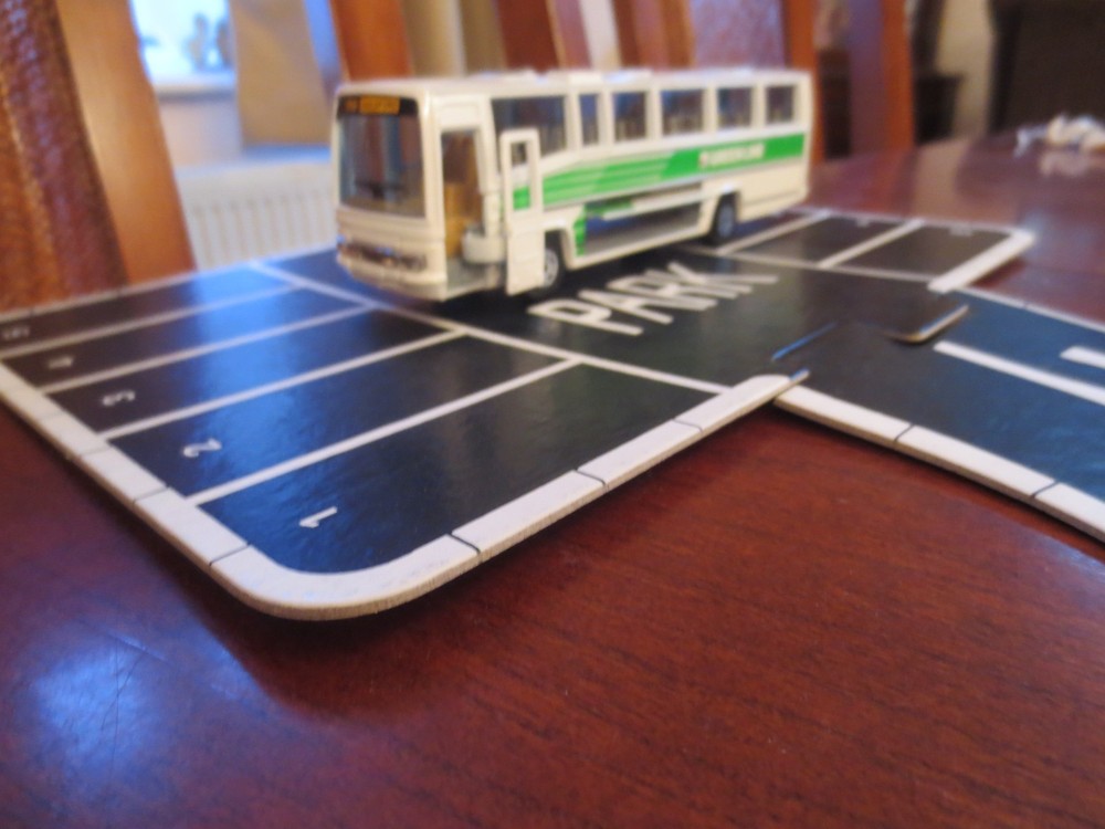 Corgi 773 - Green Line Coach