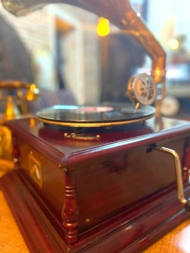 Antique Gramophone, Fully Functional Working Phonograph, win-up record player