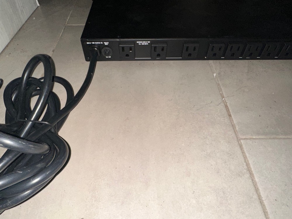 Furman PL-PLUSC 15A Advanced Power Conditioner with Lights & Voltmeter