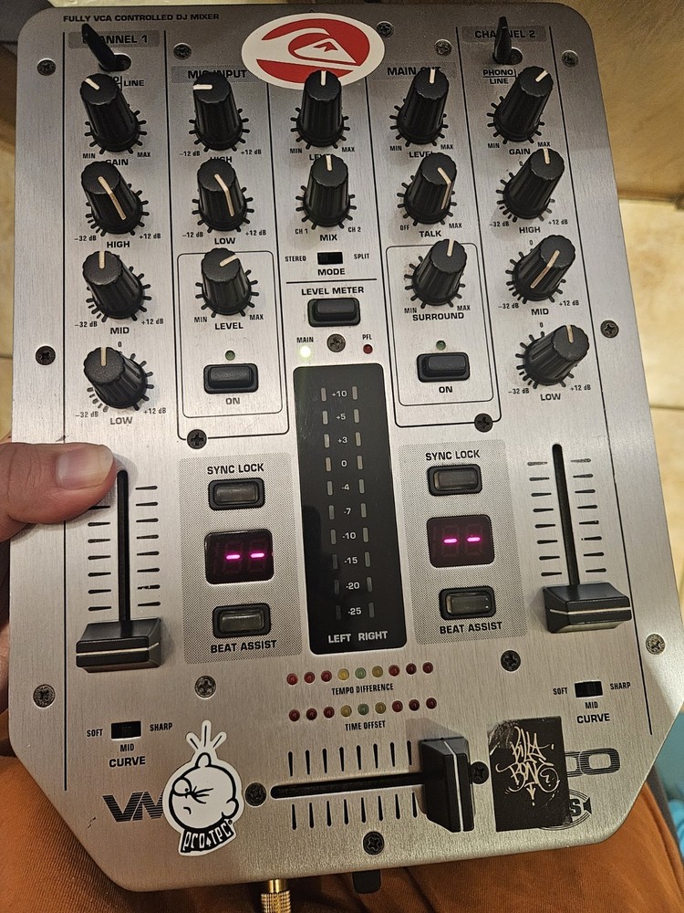 Behringer VMX200 Fully VCA Controlled DJ Mixer