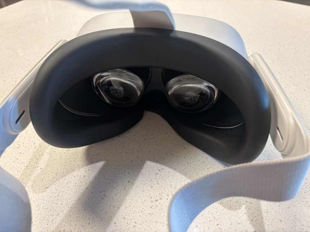 ***Excellent*** Meta Oculus Quest 2 128GB VR Headset W/Controllers