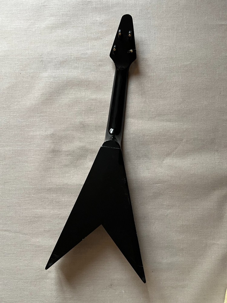 MAHALO UKULELE FLYING V BLACK