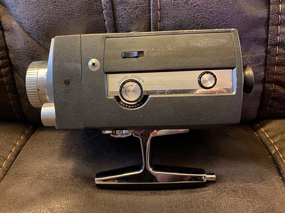 Bell & Howell 8mm movie camera, Model 8432 B. Autoload *Powers On C-Description