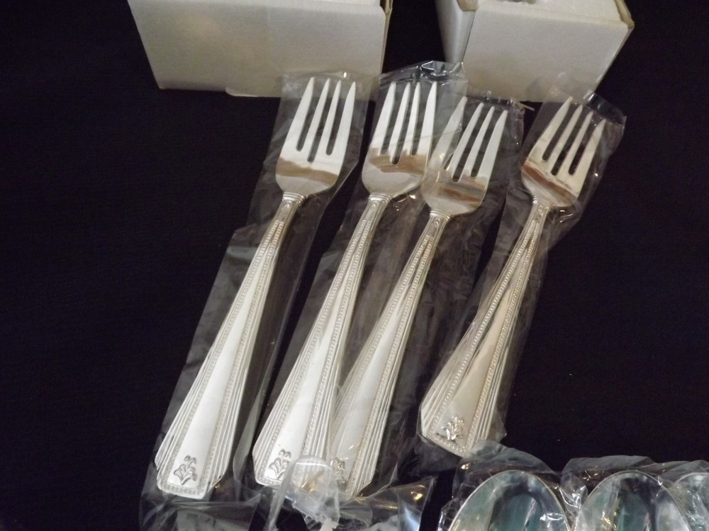 new 20pc SILVER PLATED FLATWARE SET 4-PLACE SETTINGS REGENT SQUARE 2 sets avail