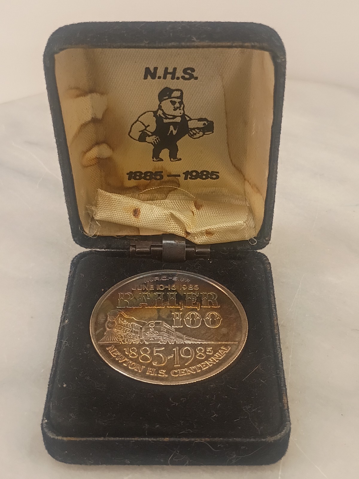 Railer 100 M.R.C. - S.&R. Railroad Silver Round 1985 Newton H.S. TROY OZ .999