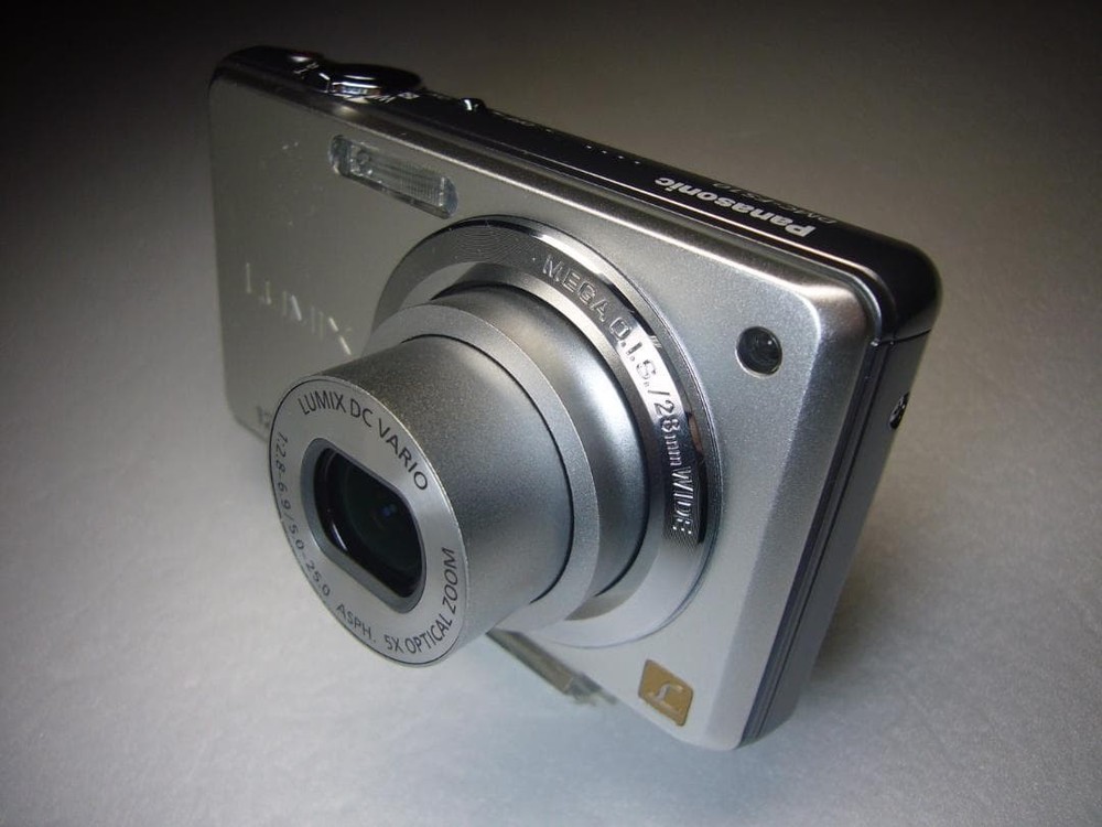 Panasonic LUMIX DMC-FS10 Compact Digital Camera Full Set Excellent Condition