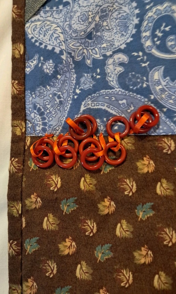 Fidget Quilt Zip Chain Button 22" Square (L)
