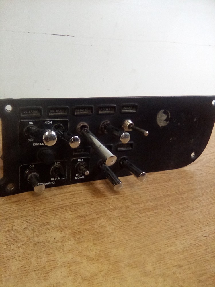 Peterbilt 379 Dash Switch Panel 17-04241-2E00