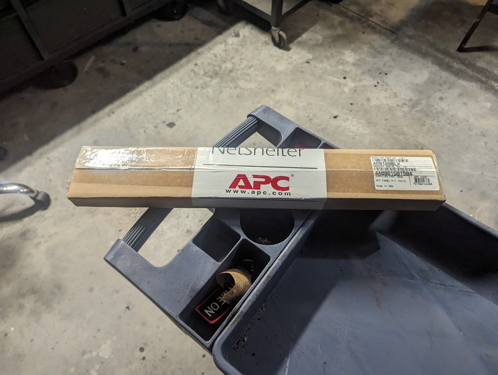 APC AR8108BLK Panel APC 1U Blanking Panel Kit Black - 2 Pack new