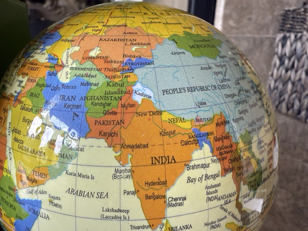 7”x5.5” Desktop Battery Powered Rotating Globe