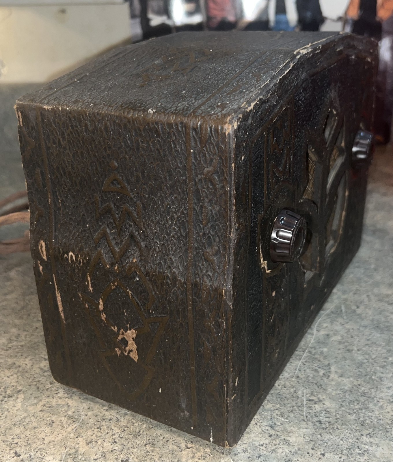 LEWOL Tabletop Broadcast Receiver. Model: "LEVORE" . Rare model. Works great !!