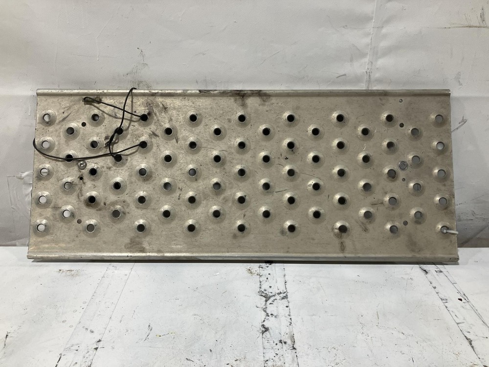 Freightliner CASCADIA 14 x 33.5 Deckplate - Used