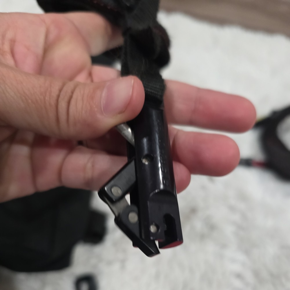 Tru-Fire Hard Core Buckle Archery Release. Black/Red.