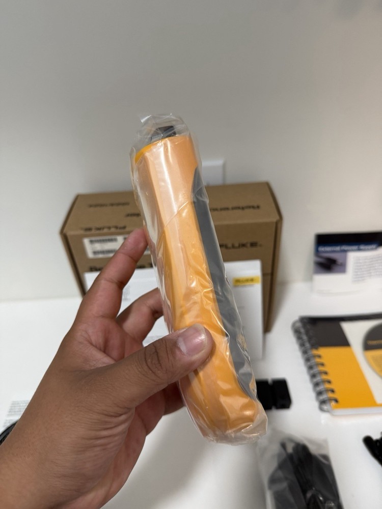 FLUKE 1524 REFERENCE THERMOMETER W/ PROBE & BAG (TESTED) FREE SHIPPING