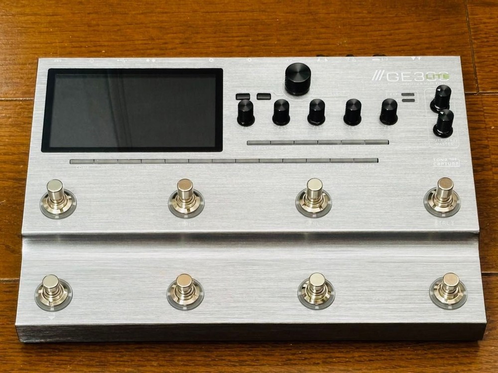 MOOER GE300 Lite Multi Effects Guitar Processor w/ Adapter from Japan