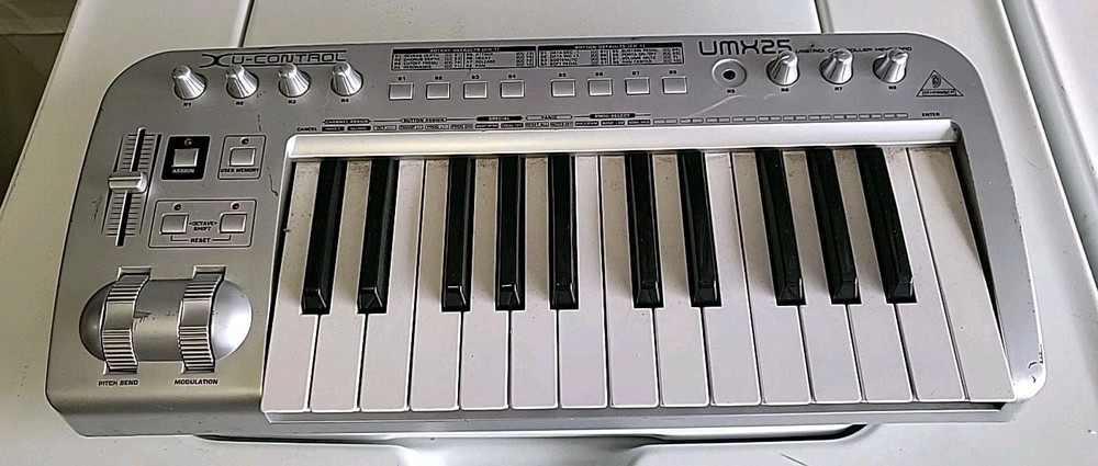 Behringer UMX25 Silver USB MIDI Audio 25-Key Ultra Compact Keyboard Controller