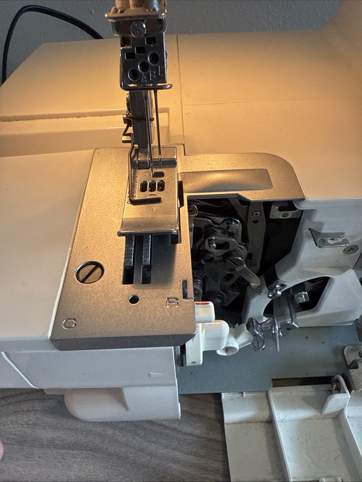 Husqvarna Viking Huskylock 936 Serger Sewing Machine Pedal Manual Extras Works