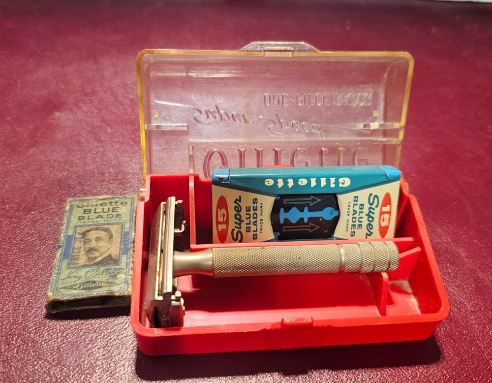 GILLETTE SUPER SPEED ONE - PIECE D.E. RAZOR W/ CASE & BLADES - OLDER PIECE