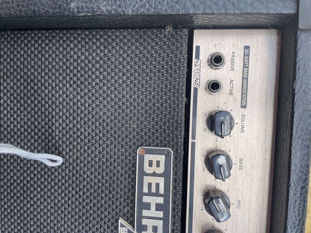 BEHRINGER UltraBass BX300 Bass Amplifier DYNAMIZER Explosive Punch