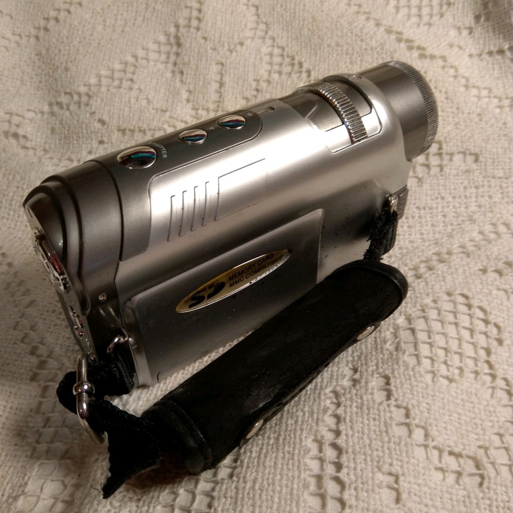 DIGITAL VIDEO 6.6 MEGA PIXEL CAMERA & CASE WIRES BOOKLET CD UNTESTED CLEAN