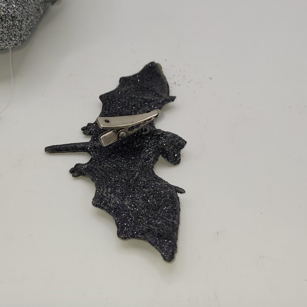 Light-up LED Skull Styrofoam ~ clip on black bat ~ untested