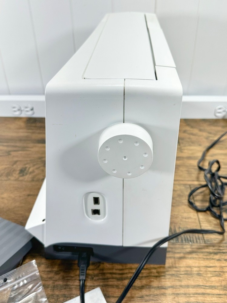 AS IS PLEASE READ PFAFF Creative Vision Sewing Machine Y166