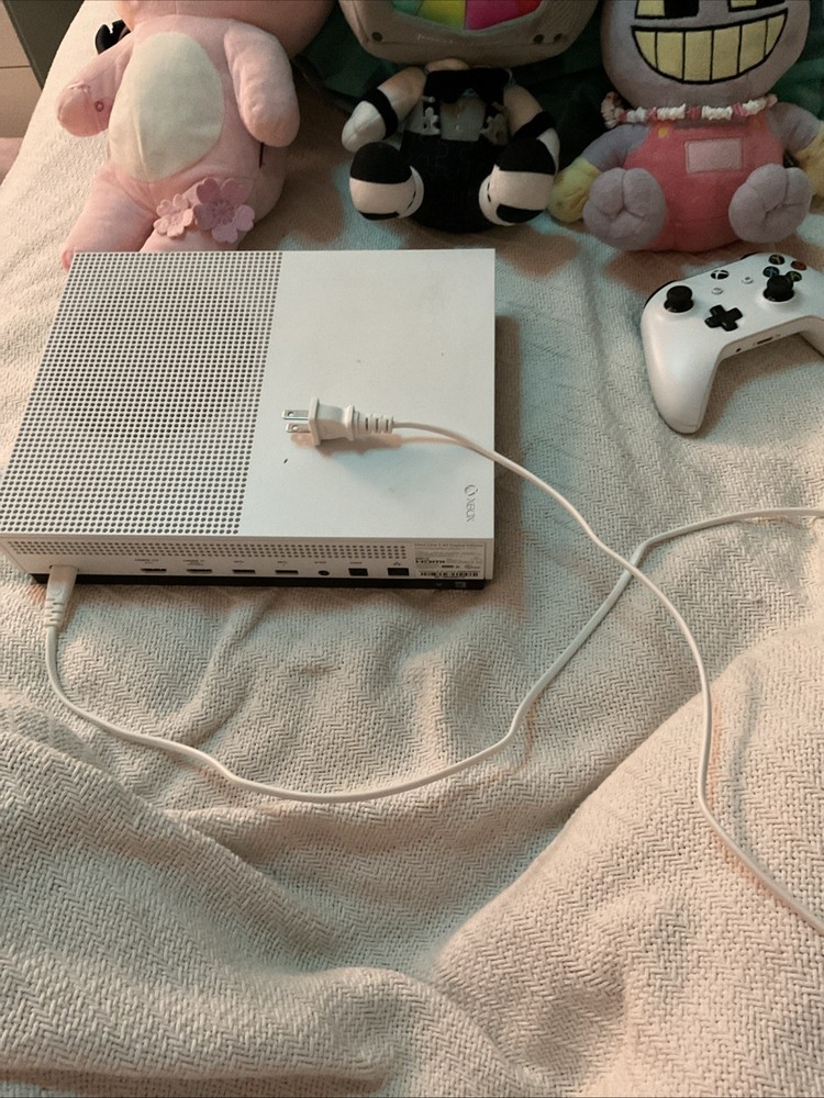 Xbox One S Comes With HDMI Cable Power Cable And Controller