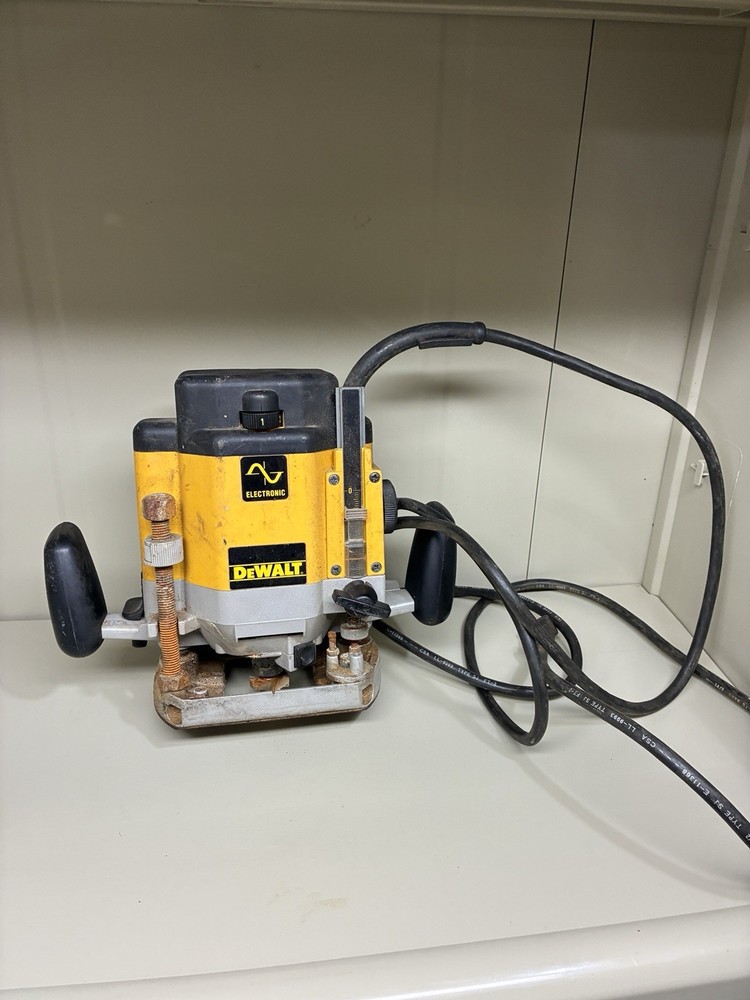 DEWALT ROUTER CORDED DW625 Plunge Router