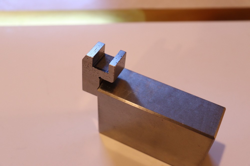 Magnetic Chair Type Edge Finder.